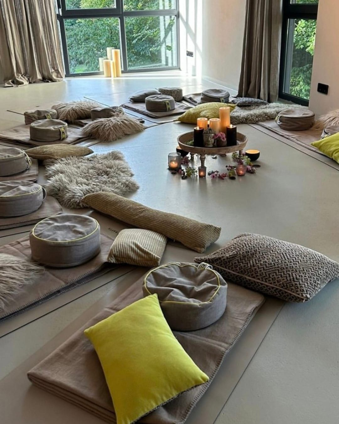 Good Karma Club Bensberg – Yoga-Raum mit Kerzen und Kissen